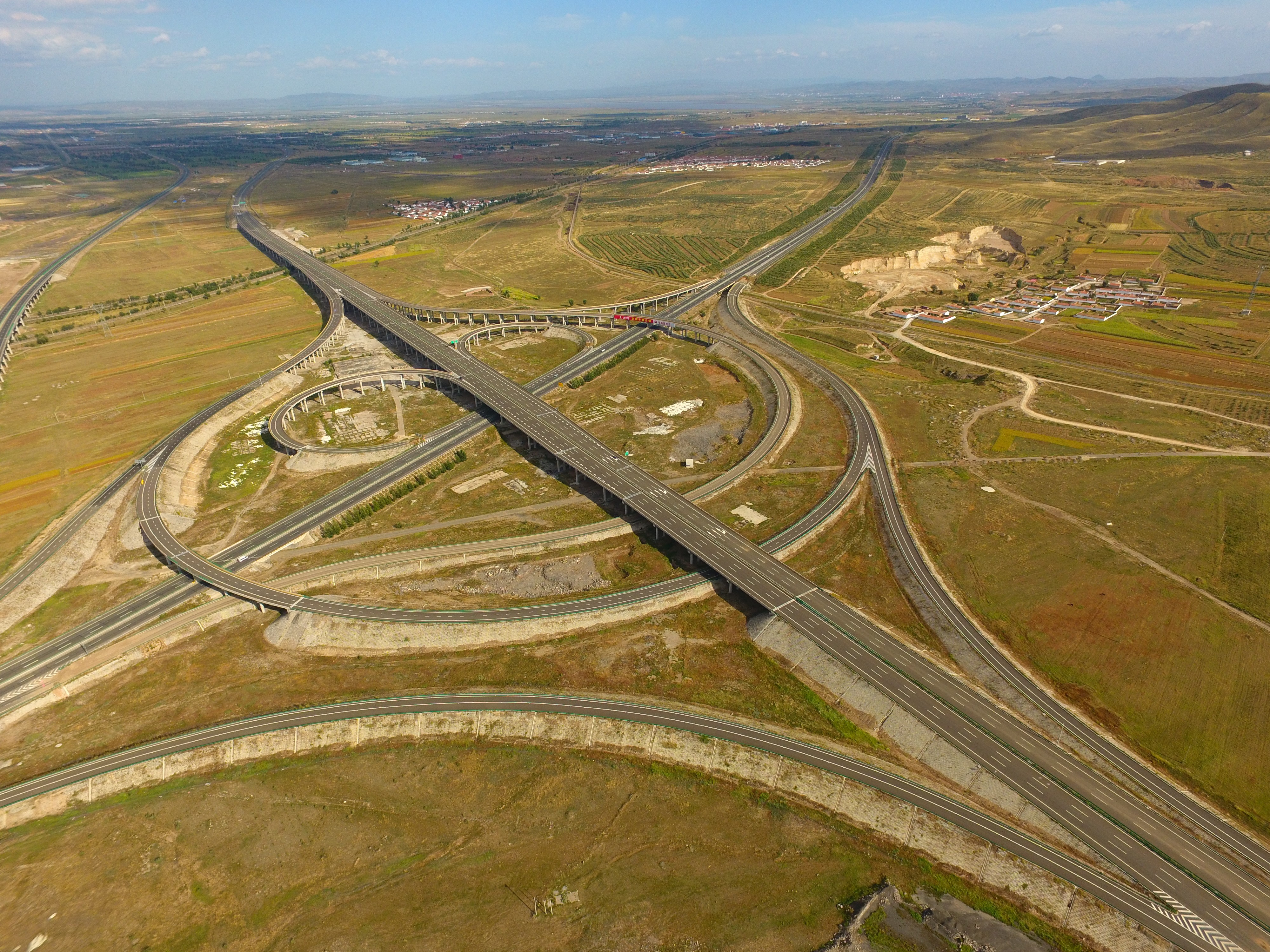 5内蒙古京新高速公路，是国家高速公路网的重要通道，战略地位突出、维稳戍边意义重大，是开云KY体育首次在内蒙古承建高速公路，2016年建成通车.jpg