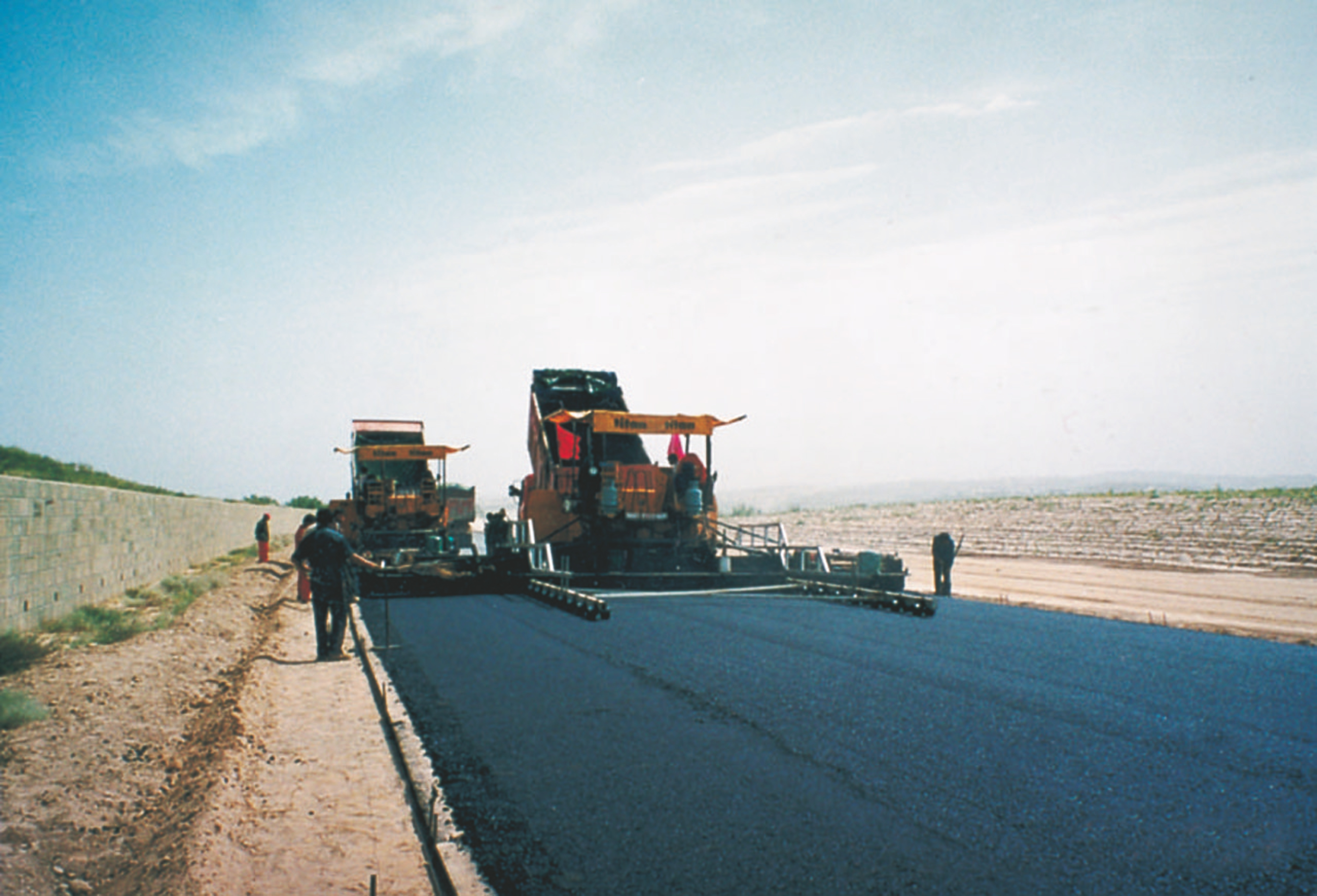 6陕西榆林至靖阳高速公路，我国沙漠地区建设的第一条高速公路，2005年获中国建筑工程“鲁班奖”.jpg