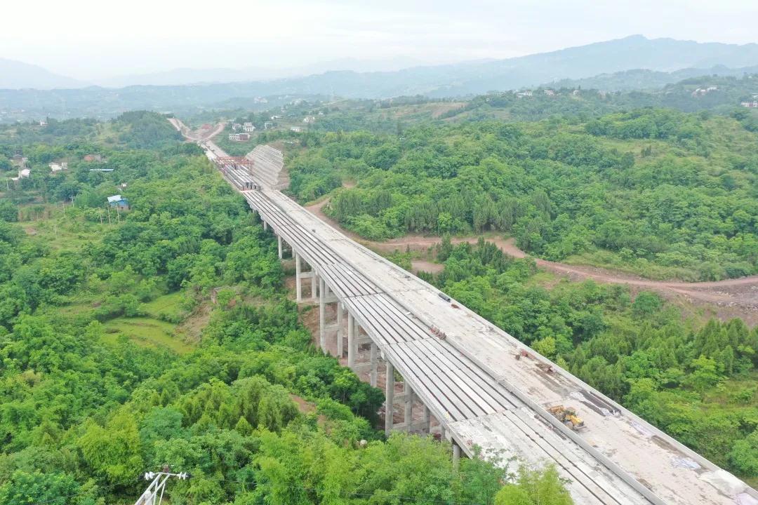 重庆城开高速C2项目开州隧道顺利贯通